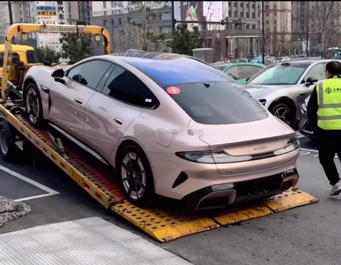 SU7流金粉的街拍图曝光了，流金粉的加持下，光环轮毂都变得顺眼了，怎么办，比改的