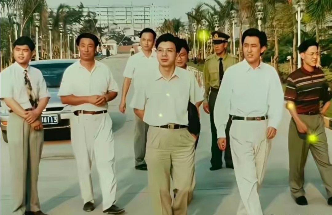 1995年，许家印37岁，还只是个打工仔。那年他一个人给公司赚了2个亿。拍完这张