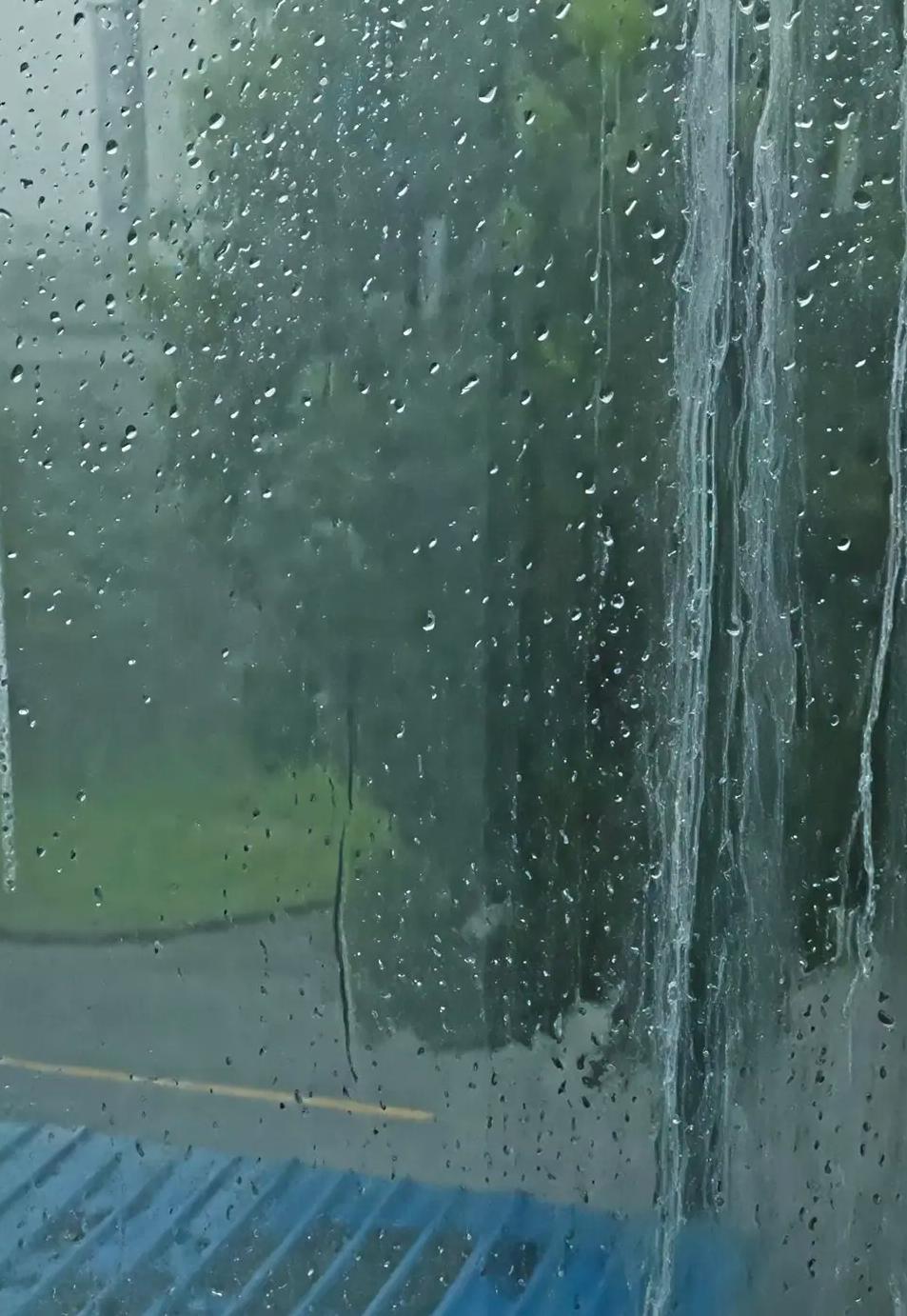 南京这雷雨也太任性了吧！大暑当天说变就变。上午还阳光灿烂，下午江宁区就率先开启了