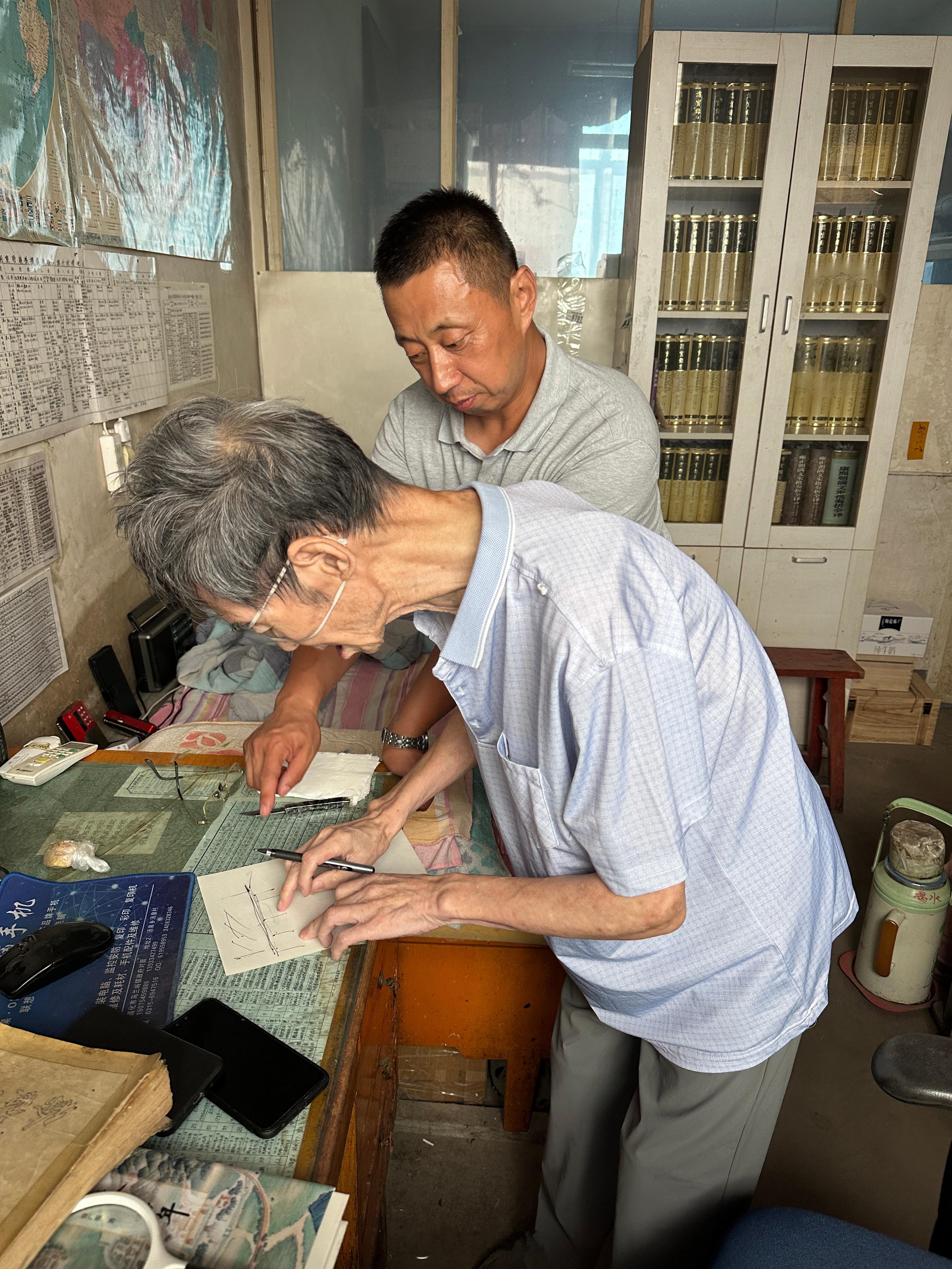 昨天松园带着妻、儿从北京来看望我了。冯建明和东陵的王志阁也赶来了。就东陵有关事情