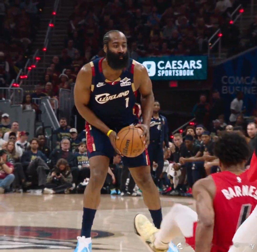 哈登自 2021年以来 的季后赛场均上场时间是：2021-22（76人）：39.