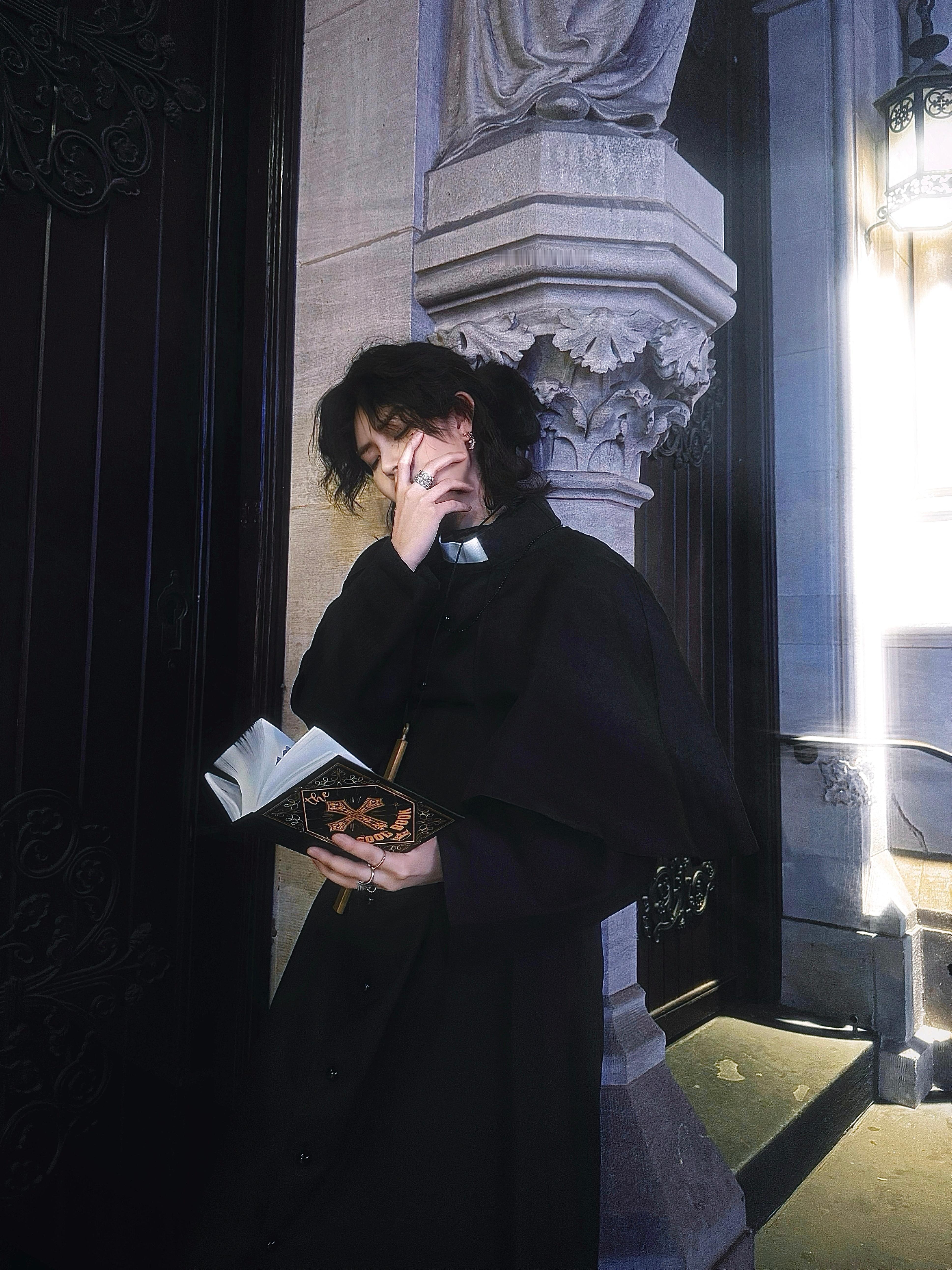 你的声音如香火萦绕于我肋骨的教堂 ​​​