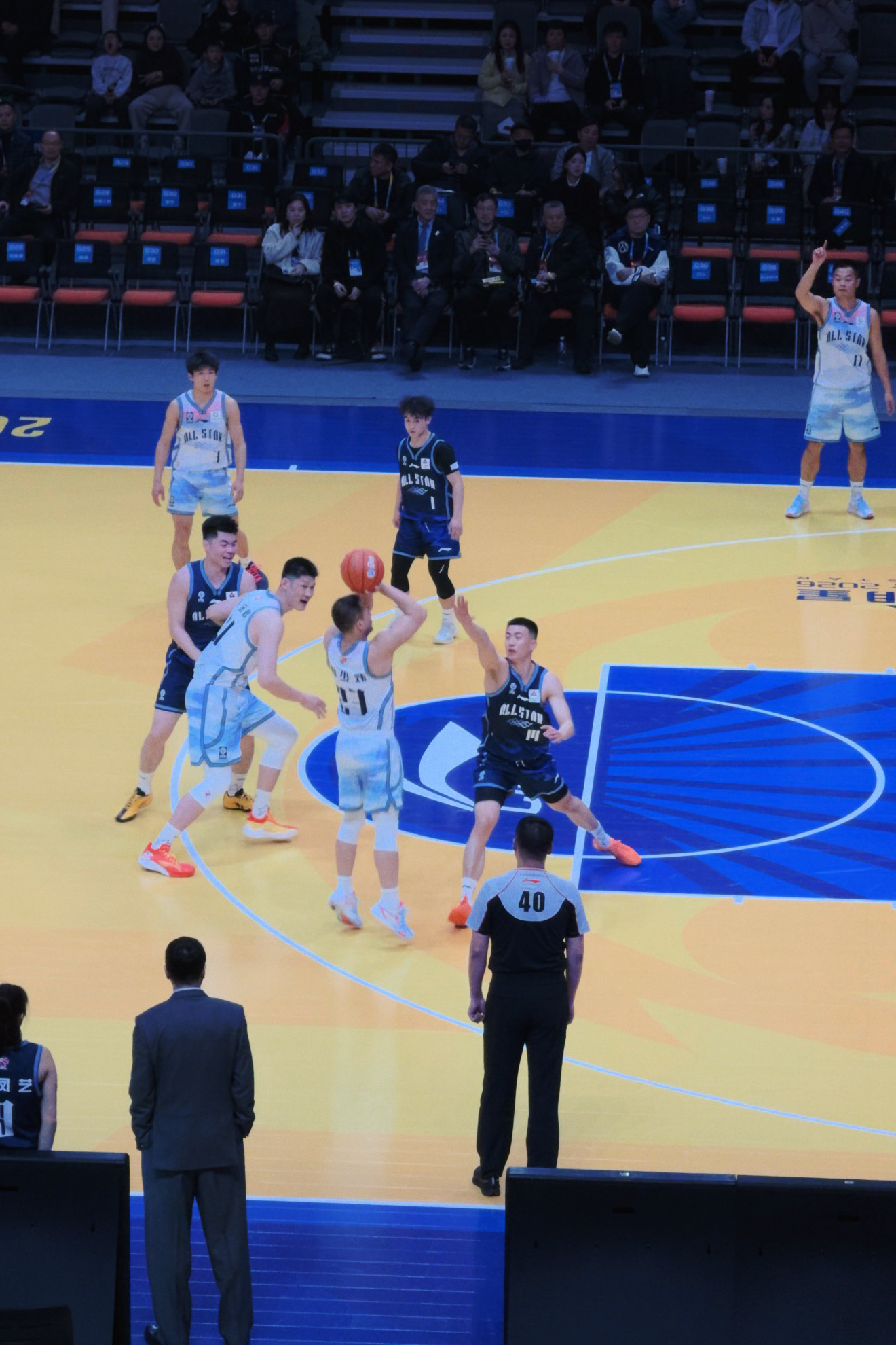 星锐赛前的西施全民星挑战赛，由胡金秋和廖三宁各自带一支球迷队，身穿23号这哥们儿