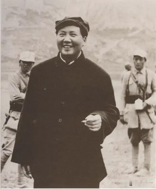 1945年，抗日战争取得伟大胜利，在延安留下这张珍贵照片。历经十四年浴血奋战，终