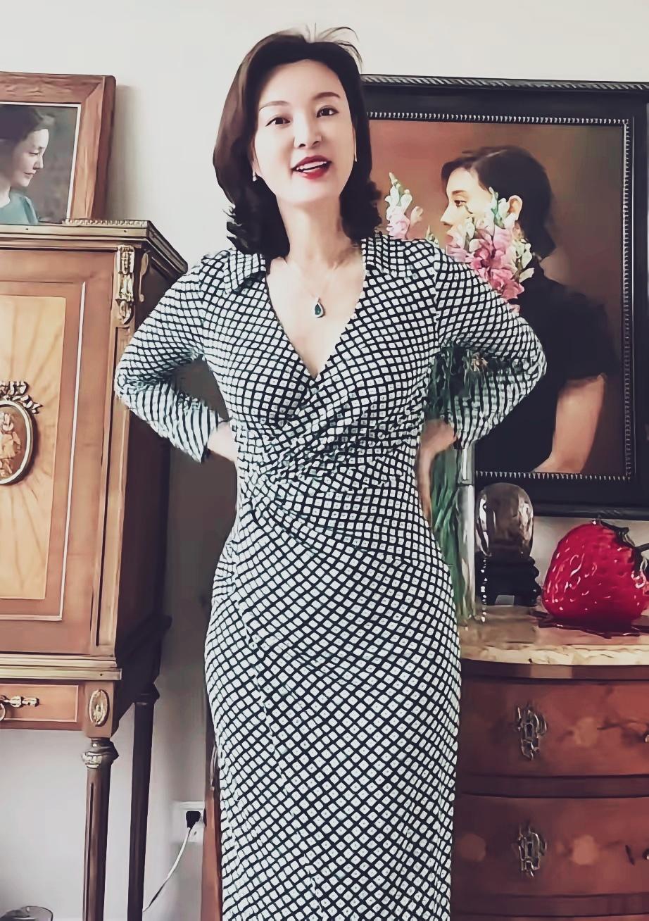 “人间四月芳菲尽，山寺桃花始盛开”。如果用这句诗形容现在的刘芳菲，再合适不过了。