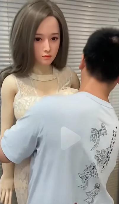 颠覆三观了！！VR体验馆里共享硅胶娃娃只需598元一次，男性顾客年龄18到60岁