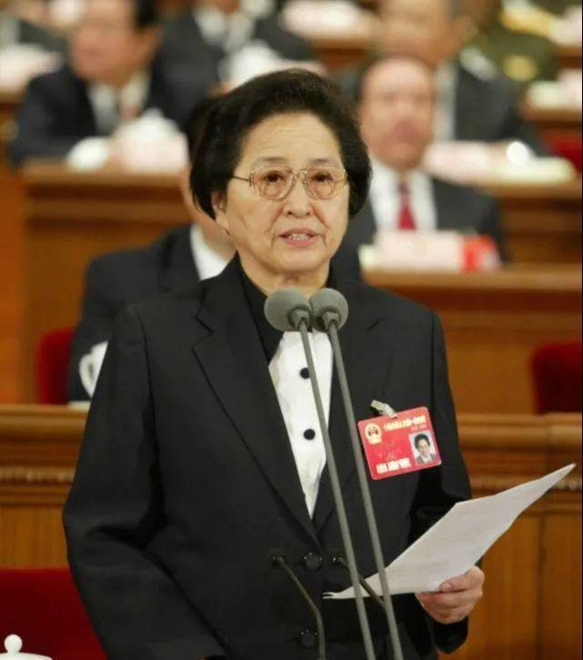 她曾任北京副市长，从副主任医师到64岁晋升副国级领导，享年88岁的她有哪些不为人
