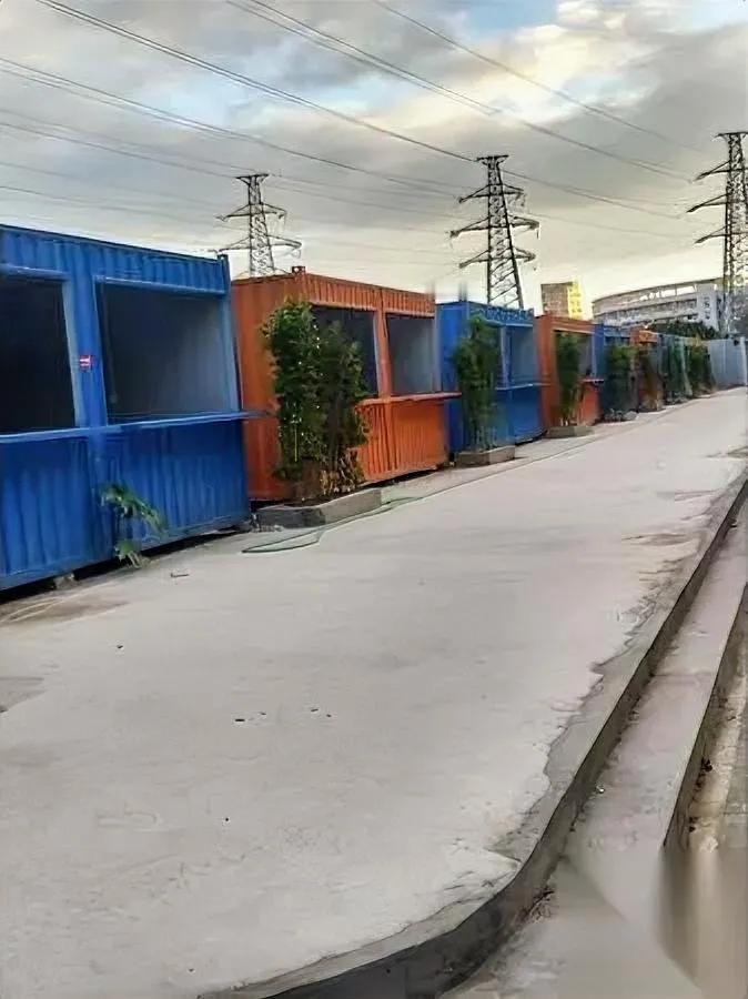 夜市摊位空半年？

原计划国庆开业却没动静

路过小区旁的停车场，那十几个铁皮货