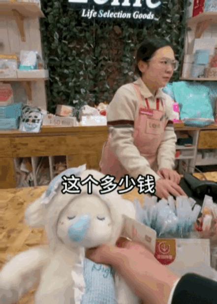 这收银员的操作，属实让人看着火大又手痒痒！