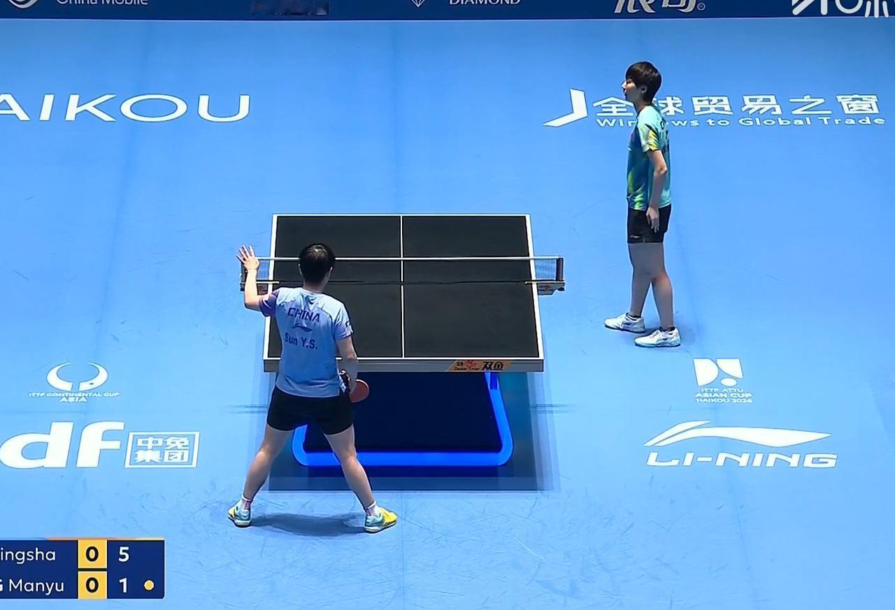 鳗鱼发球，球迷乱喊，
孙颖莎仗义抬手制止。

孙颖莎发球，球迷乱喊，
鳗鱼仗义抬