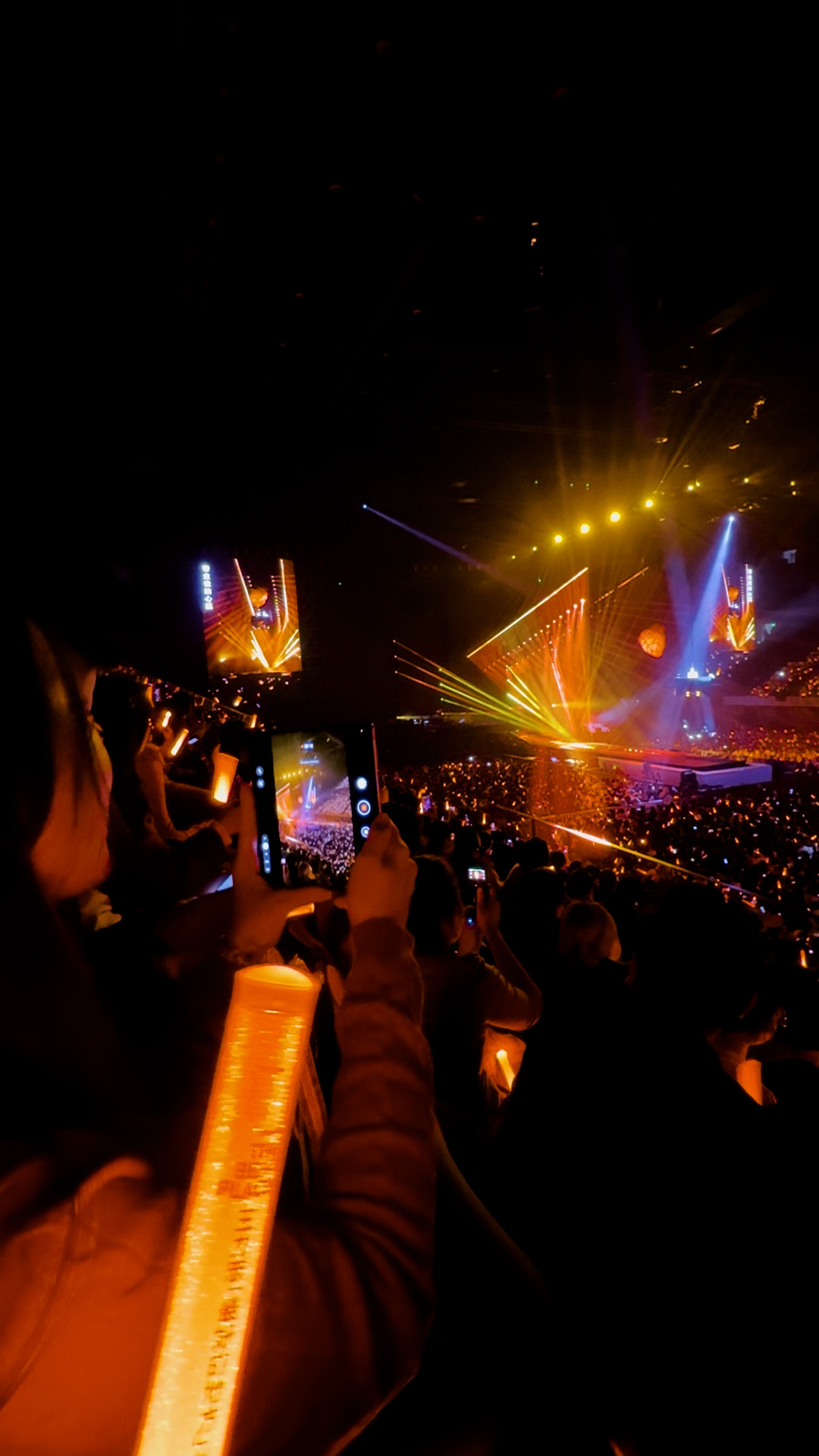 女生演唱会分享热点成信号侠hhhh，人多的地方，尤其是演唱会，有一台信号超好的手