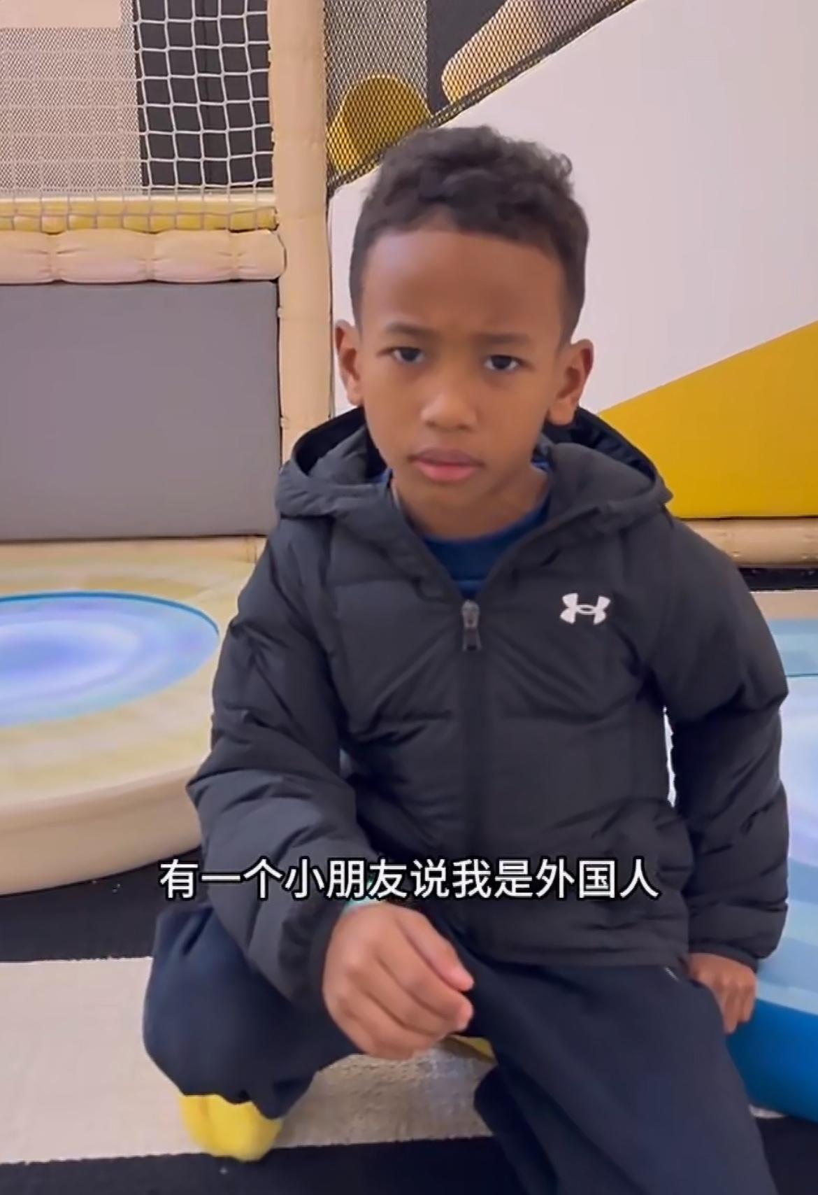 这个混血儿对于其他小朋友说，他是外国人感到很生气，他说：我的爸爸是中国人，所以我