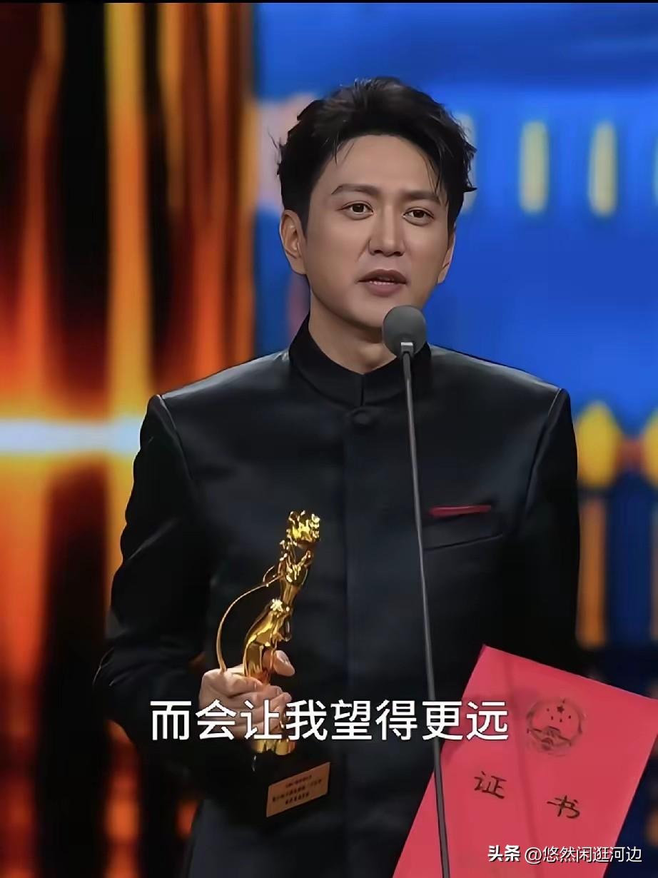 我发现一个有意思的事情
这次王仁君在飞天奖的获奖发言
不光大量自媒体刷屏，人民日