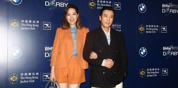 今天甄子丹和汪诗诗一起出席活动，两位手挽着手显得很恩爱，而且非常般配。

甄子丹