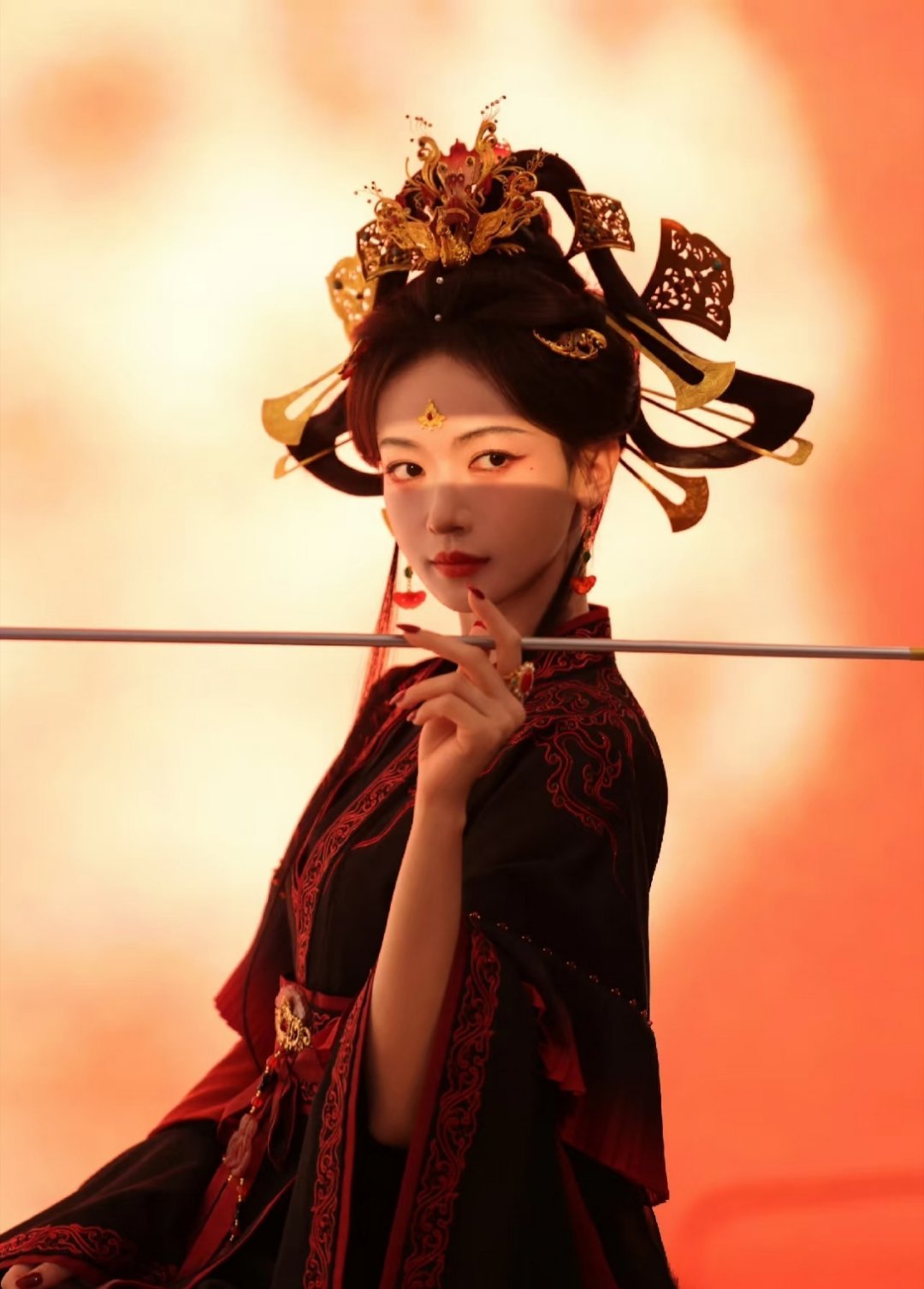 谁给吴谨言做的造型吴谨言《凤不栖》造型路透的时候就特别出圈，一套比一套好看，造型