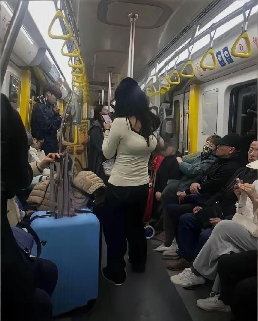 大姐 你这是故意的吗
老人说，林子大了，什么鸟都有。木匠说，尊重个性，生活才会五