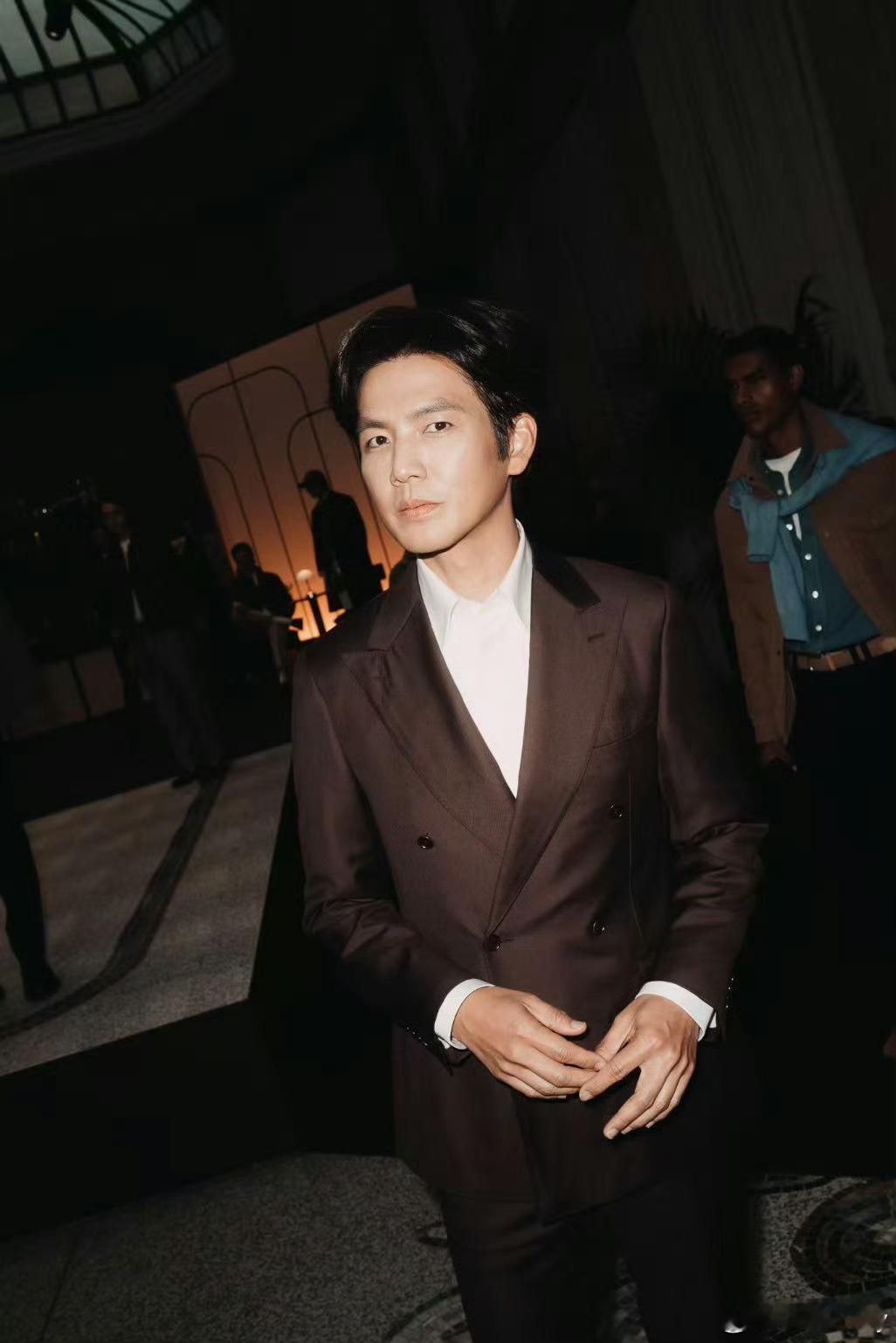 男装周法拉利老了还是法拉利，CANALI品牌大使钟汉良身着2026秋冬系列红棕色