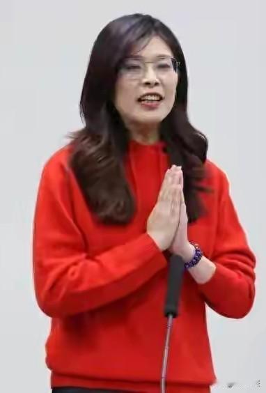 新年第一天，国民党主席郑丽文在升旗仪式上告诫民进党：别把钱砸进战争的黑洞，应该投