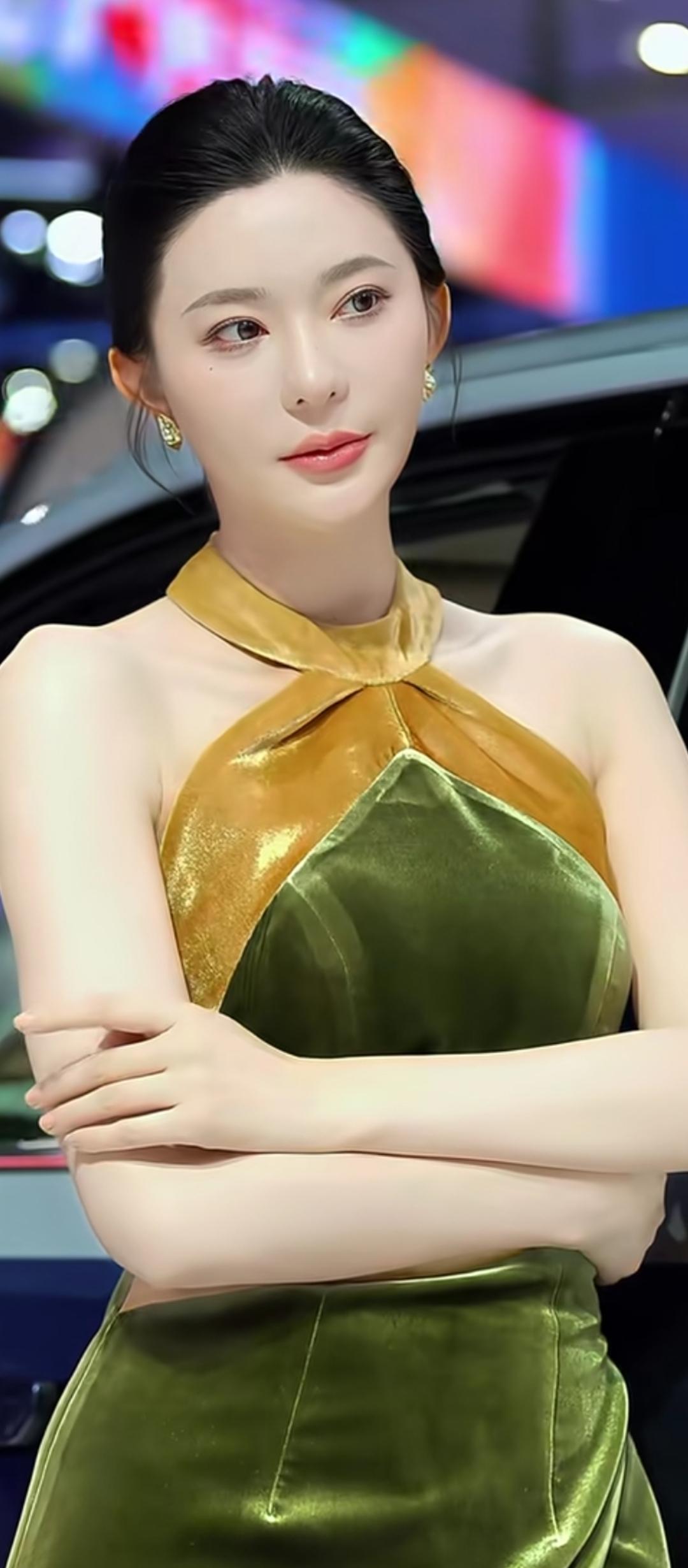 优雅绿金连衣裙，都市时尚女性风范！💃✨