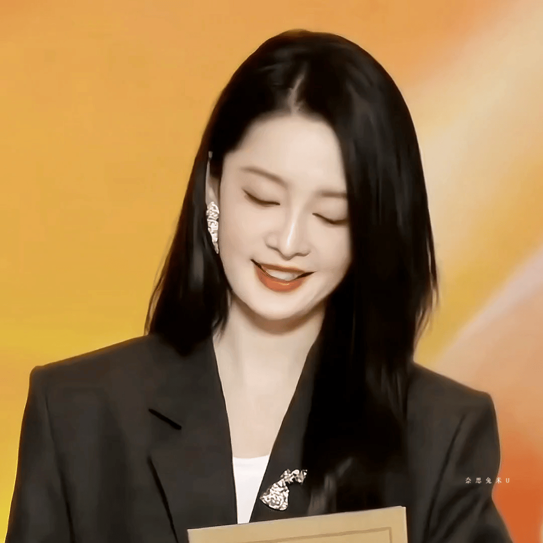 #李沁黑长直look#好美啊 沁姐！！！！高智姐姐独一份 ​​​