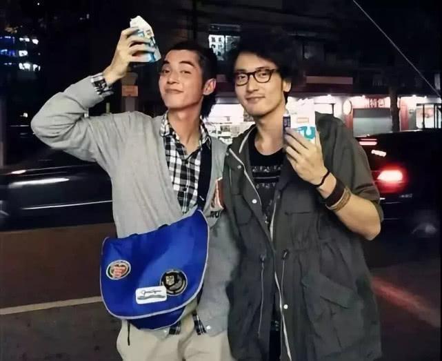 王传君与《爱情公寓》：成年人的体面和解2026年4月初，王传君给陈赫主演的话剧《