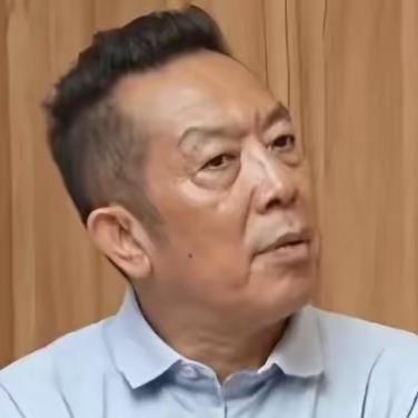 贾国龙这人，越品越有味道，现在总算明白他为啥敢说“生意可以不做”了！
 
他年轻