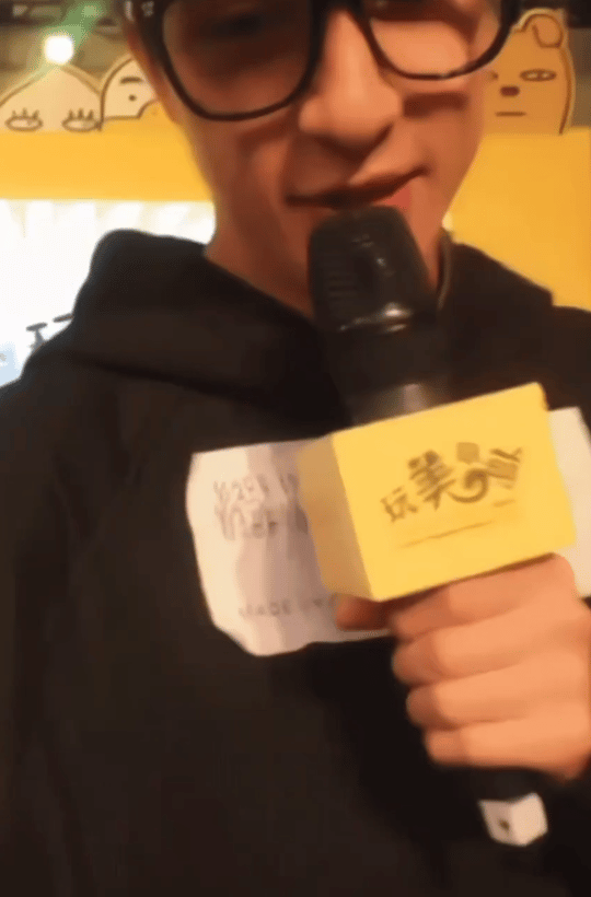 这个黑框薛之谦就这样乖萌乖萌地凑过来了 