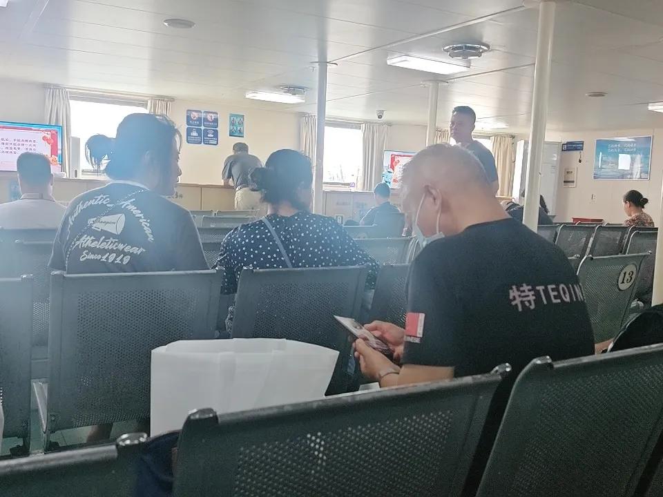 秀英港到徐闻，轮渡管理有待提高，横躺竖卧，一个人占好几个座位，还不让别人做。
