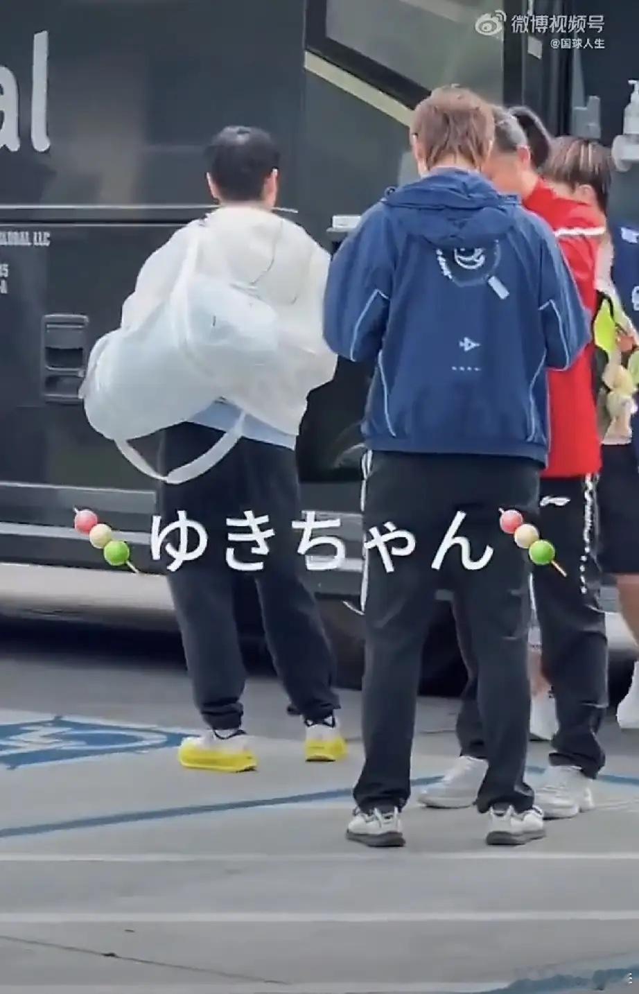 孙颖莎、王曼昱、蒯曼洛杉矶结束训练下班了！三人和各自的陪练两两组团，分组回住处了