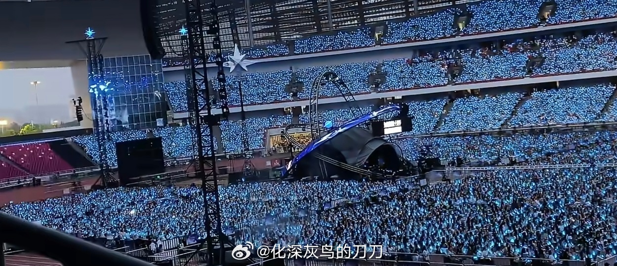 周深周深2026深深的巡回演唱会 今年这个内场加座越来越夸张了都有音乐节内味，皮