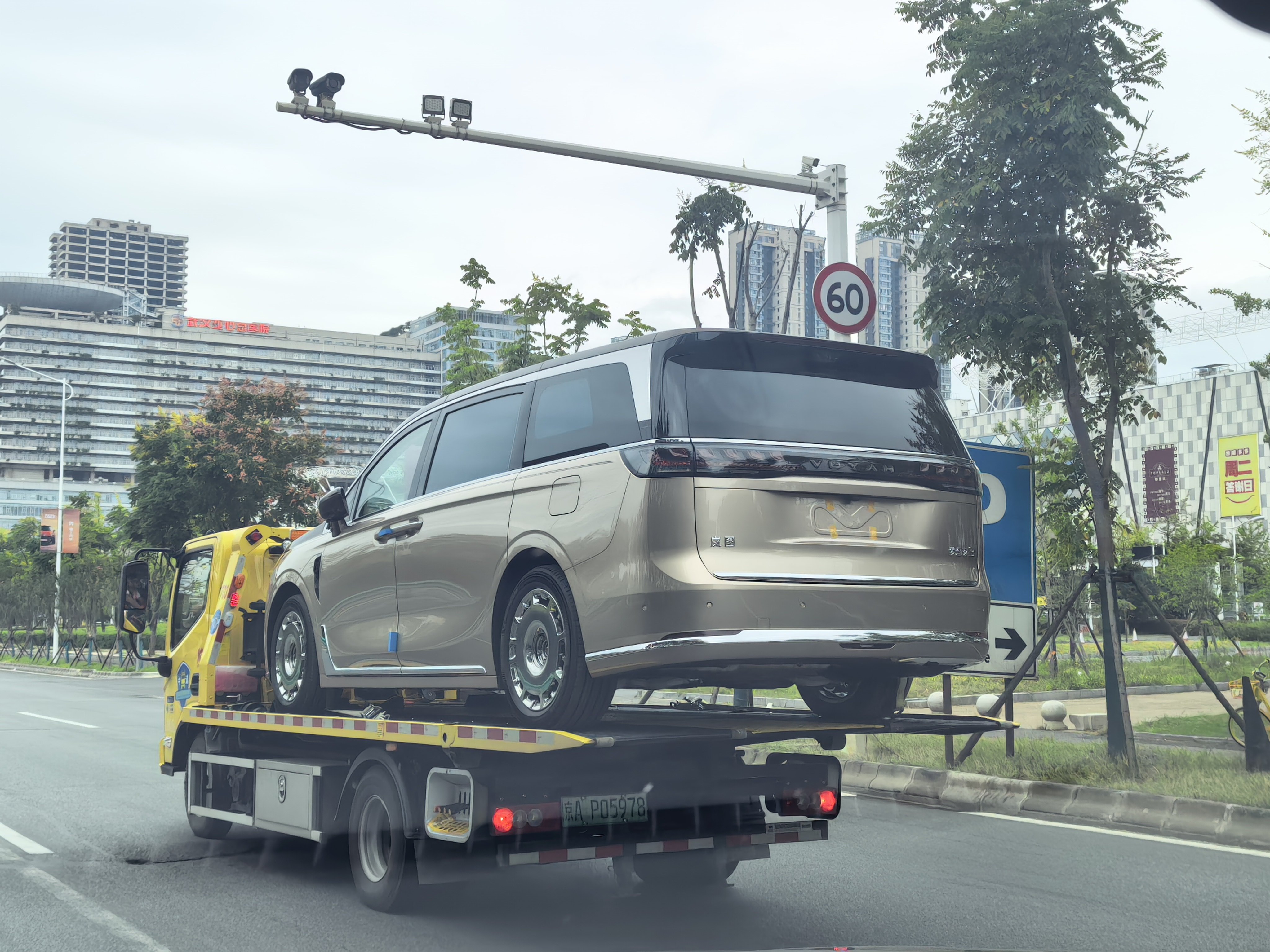 目前岚图家族我最期待的一款车——梦想家9作为一家岚图二手专营店老板，必须买一台[