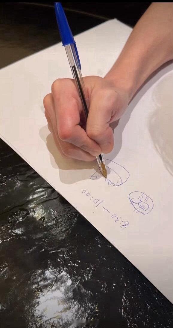 檀健次握笔姿势偶然捕捉到檀健次写字的画面，第一次知道檀健次握笔是这样的[期待]这