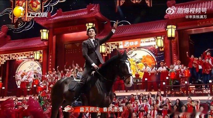 辽宁春晚尽显北方豪迈辽宁沈阳的舞台太有力量感！《骏马奔腾向北方》响起，交响乐与马