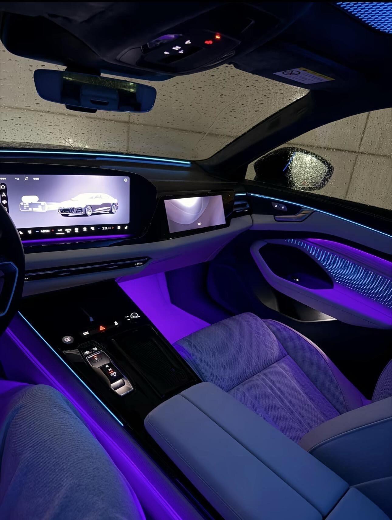 新款a6氛围灯。星空点缀，氛围灯采用最新家族式风格，奔驰不再是氛围灯的...