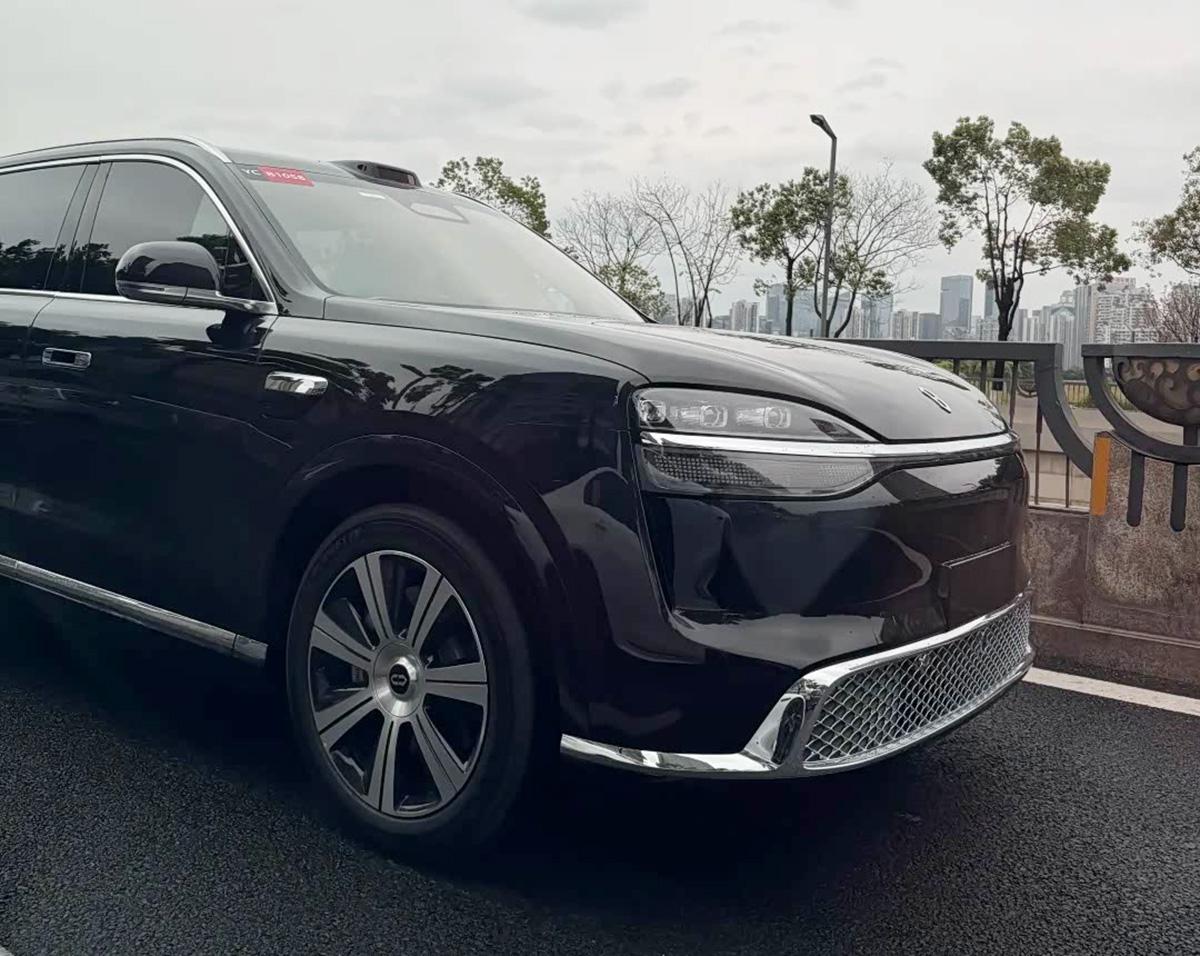 新款问界M9首张实车图来了，更大面积镀铬装饰，看着更豪华了。

新款问界M9在3