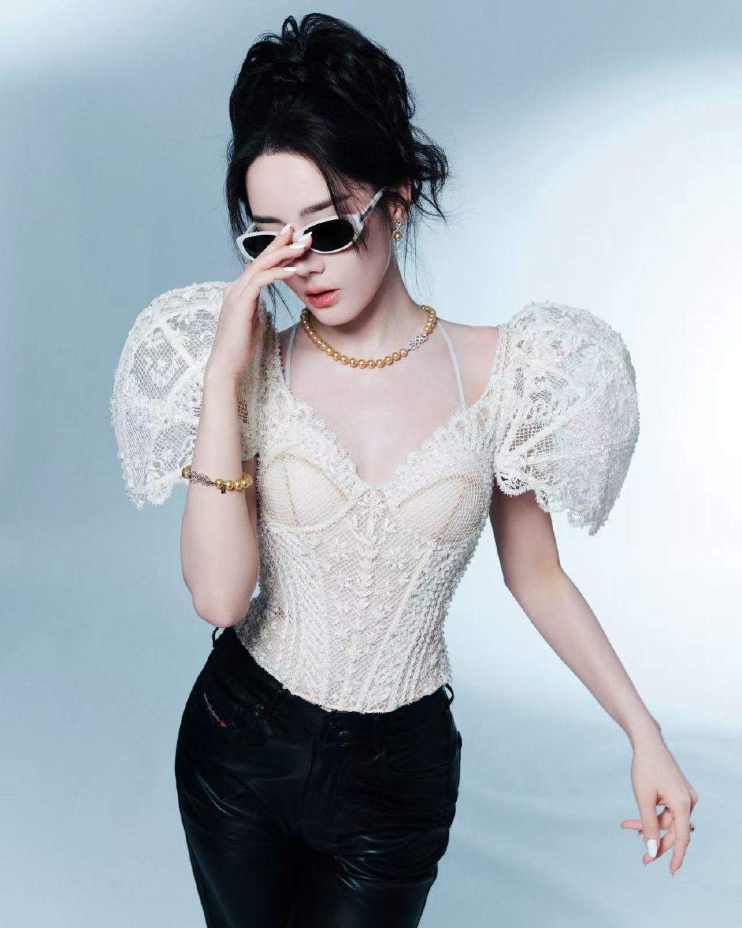 迪丽热巴风格漫游迪丽热巴墨镜一戴酷姐就来  迪丽热巴风格漫游，谁懂热巴墨镜一戴酷