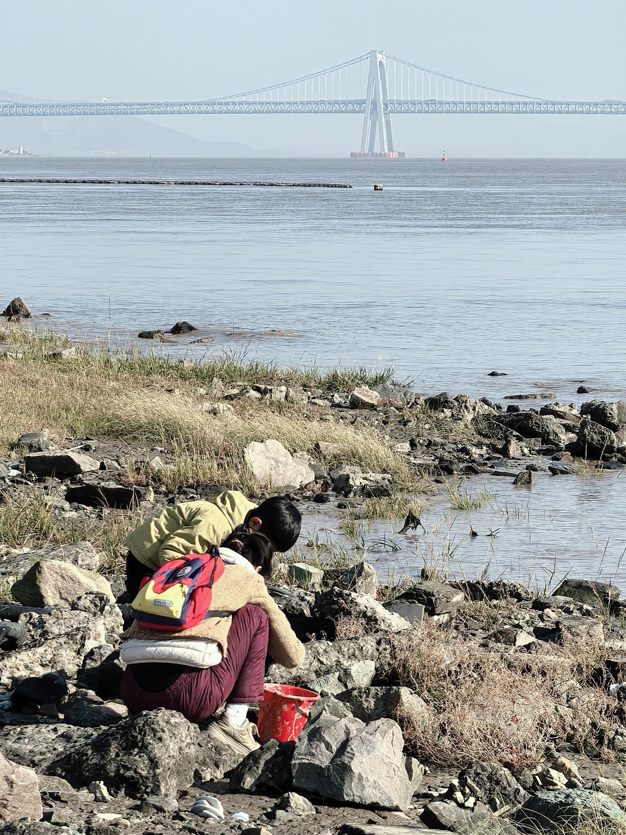 温州港，地处浙江沿海黄金海岸线中部，是千年之港，94年被列为中国20个重要枢纽港