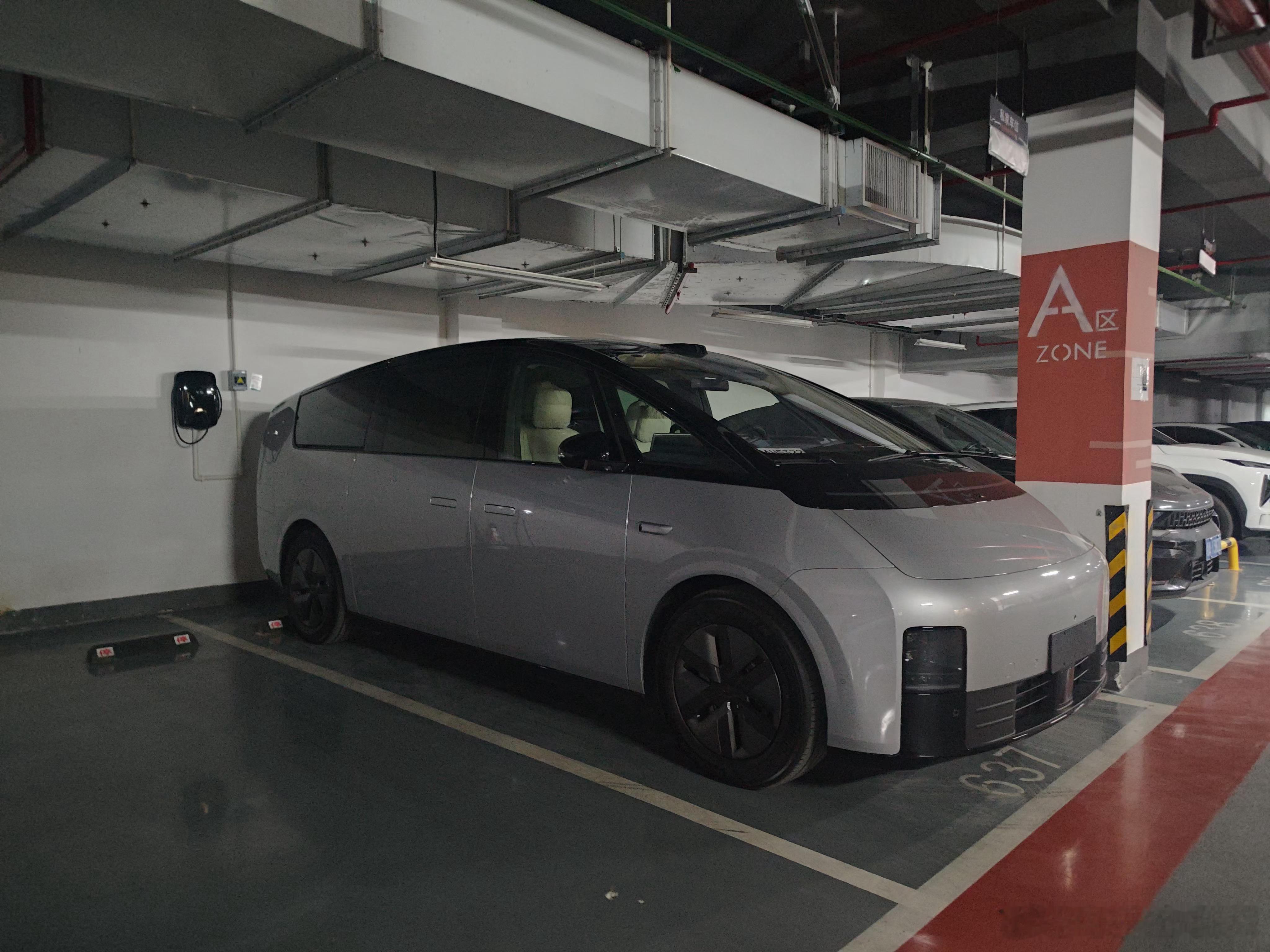 理想mega在11月销量跌至680台了，我隔壁车位的车主贡献了一辆，之前还是理想