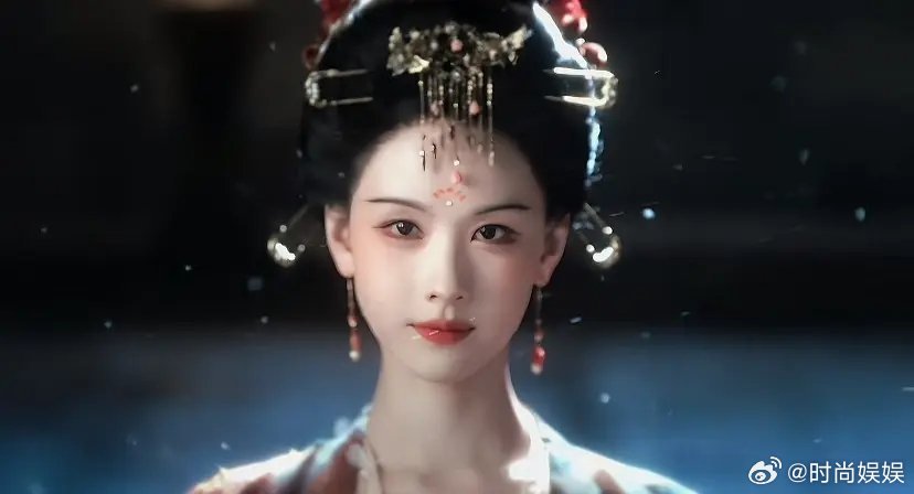 月鳞绮纪一个眼睛比一个小 