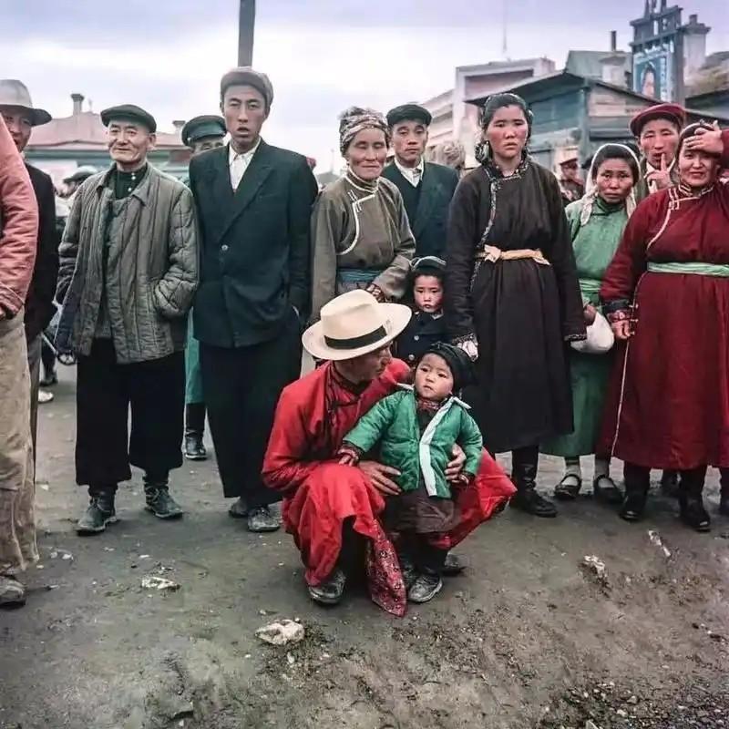 走在乌兰巴托的街头你会发现，墙上刷着“中国人滚出去”的红色标语。当地酒吧的年轻群