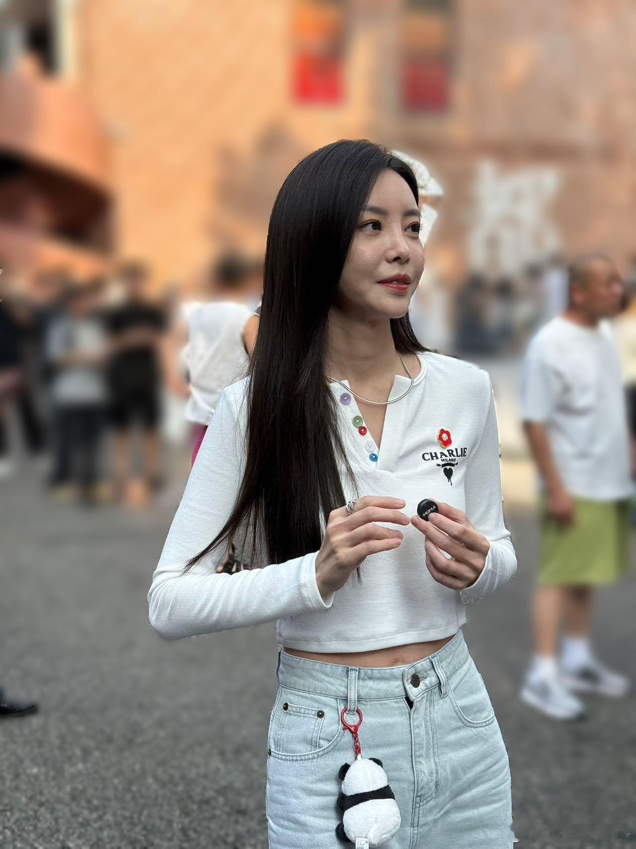 偶遇于文文街头打零工 网友偶遇于文文 在成都进行街头采访，偶遇视频里她问了一些关