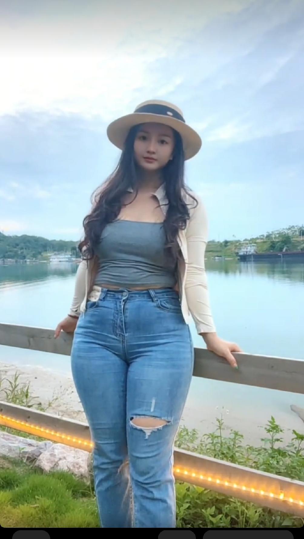 微胖滴女生好看还是苗条好看? 穿紧身裤的小姐姐好看吗?
