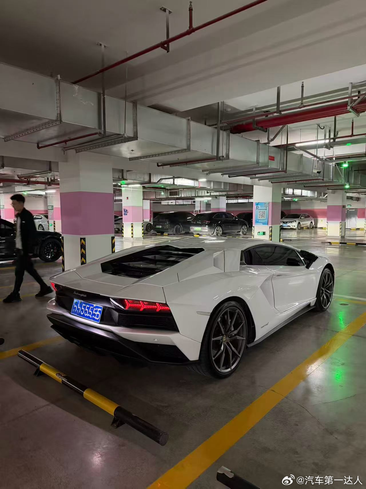 真正的强者，从不用喧嚣证明自己。这台19年兰博基尼LP740，搭载6.5L V1