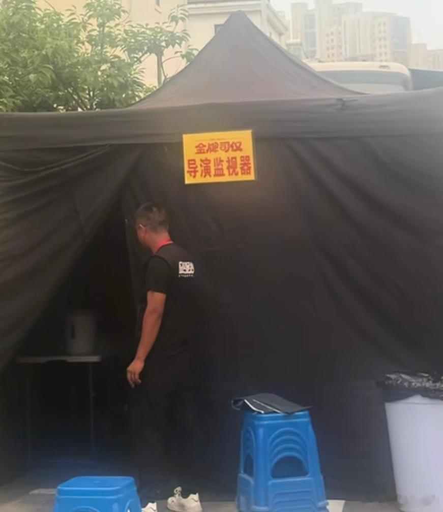 儒意出品，大鹏监制的电影《金牌司仪》已经在山东低调开机了！导演：单丹丹、李阔《银