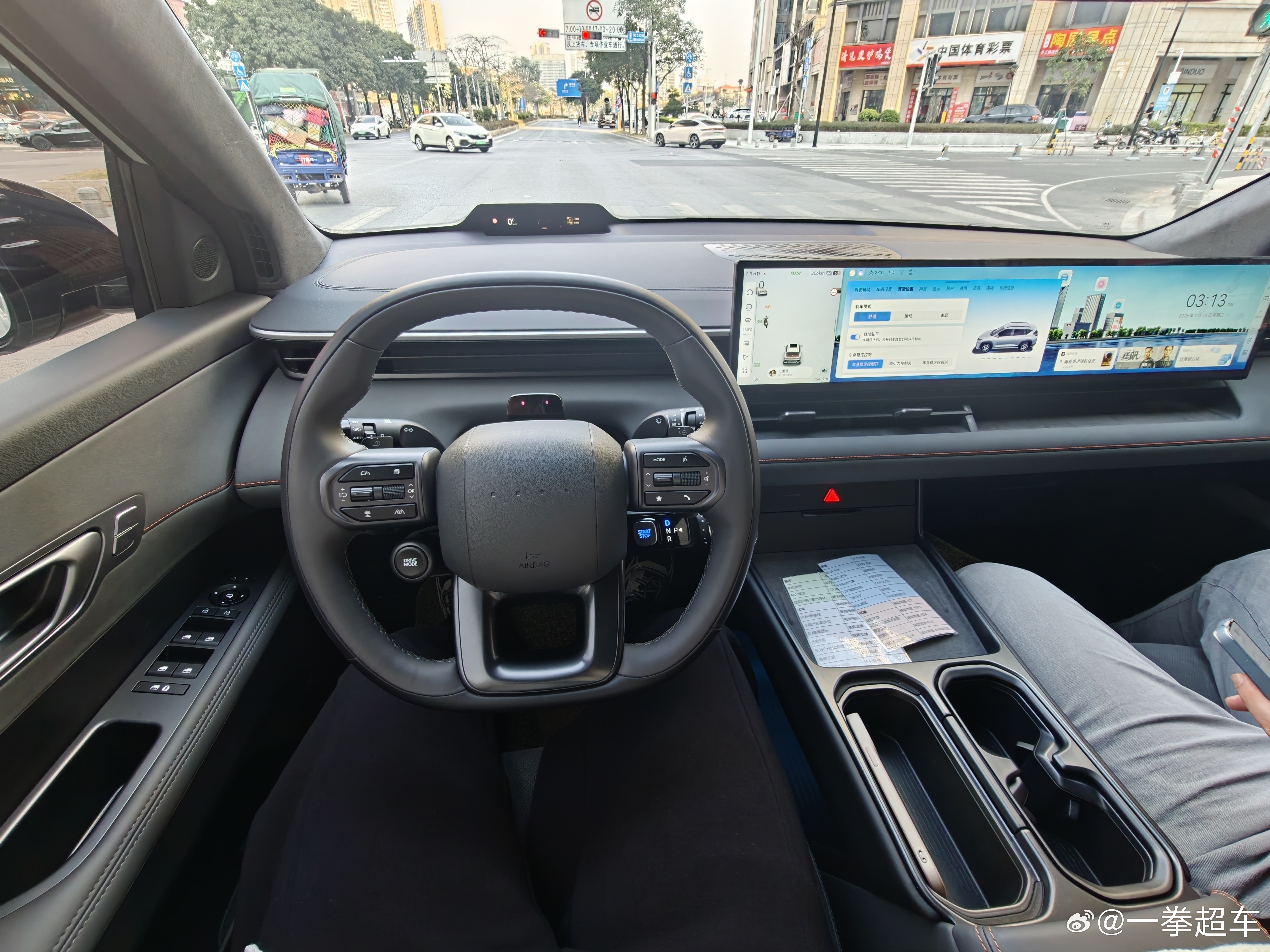 独特的内饰设计，换挡拨片可以调节动能回收，主动座椅侧翼夹紧。作为汽车爱好者，喜欢