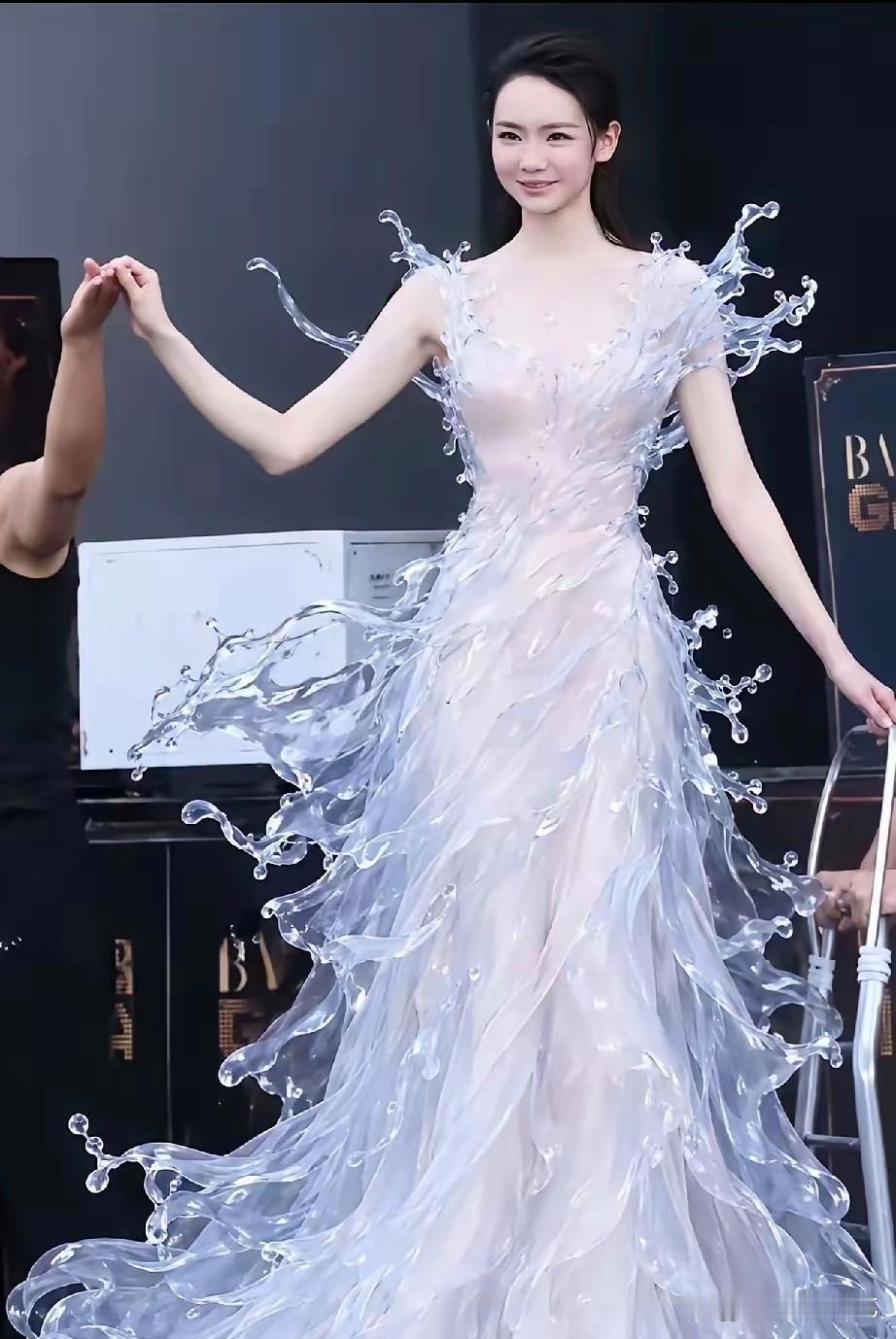 戚薇火了，把水花穿在了身上。这衣服制作过程， 是先把水泼到人身上，用高速相机捕捉
