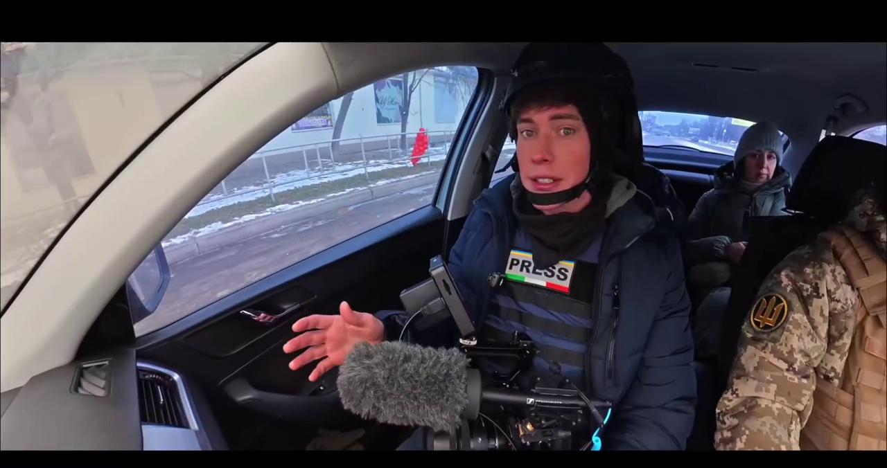 所谓战地记者，是只带身份不带立场的、客观报道战区实际情况的记录者，而不是身穿军装