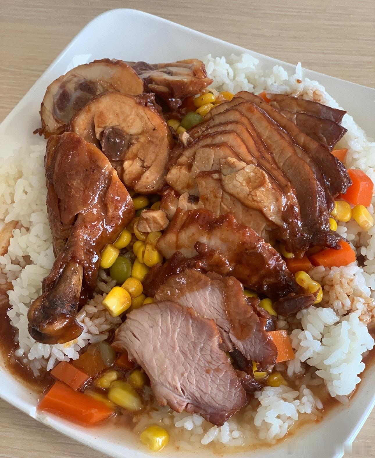 刚结束会议就赶来吃午饭了，到点还没吃饭的朋友尽快按时用餐，只有三餐吃好补足精力，