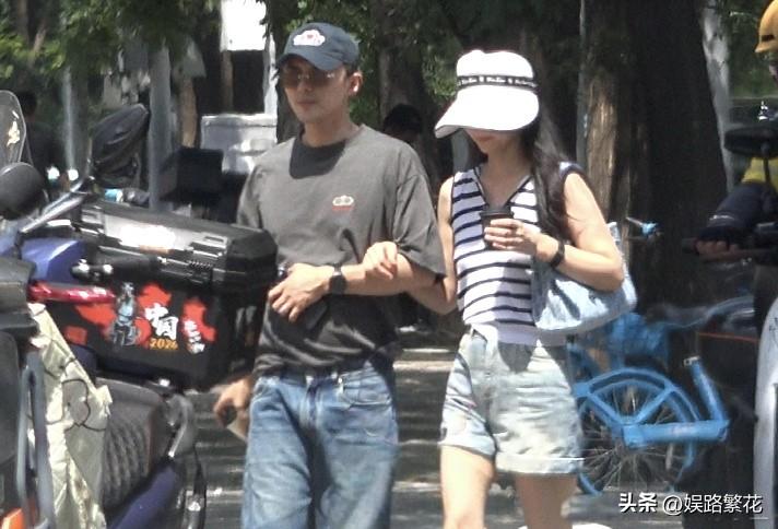 7月6日，叶祖新被拍到和一位高挑女子牵手散步，两人一路挽手同行，叶祖新还轻拍了一
