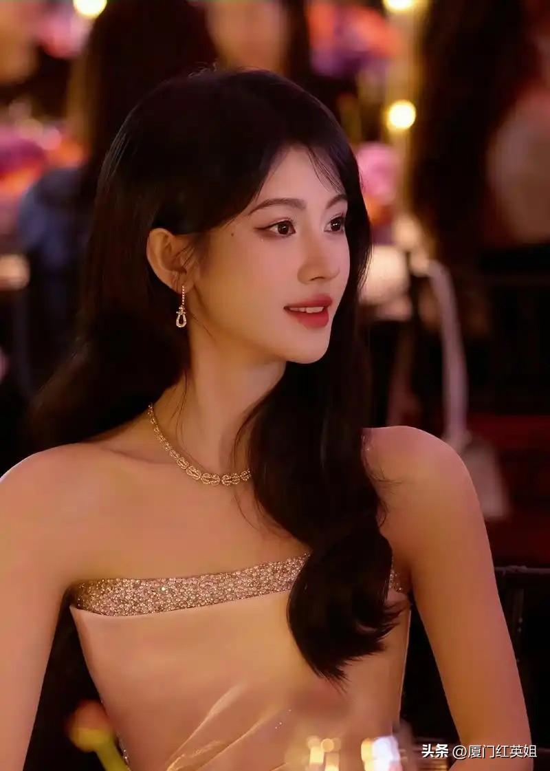 短短一天时间，鞠婧祎被实名举报偷税漏税事件就反转了，《月鳞绮纪》的制片方安心了，